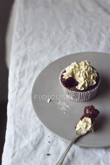 Un cupcake de terciopelo rojo, vegano - foto de stock