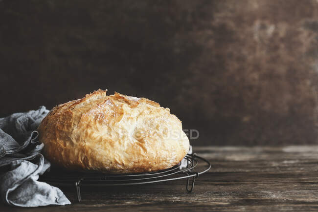 Домашний круглый ручной хлеб — стоковое фото