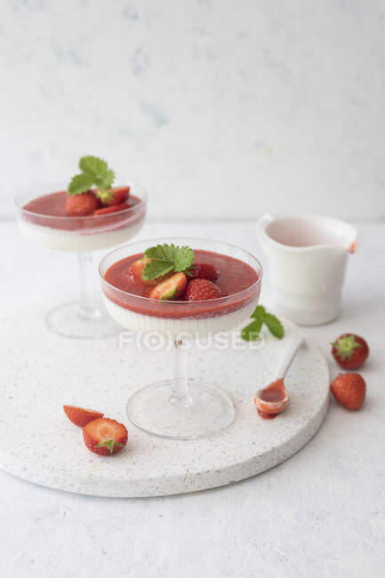 Panna cotta aux fraises et coulis — Photo de stock