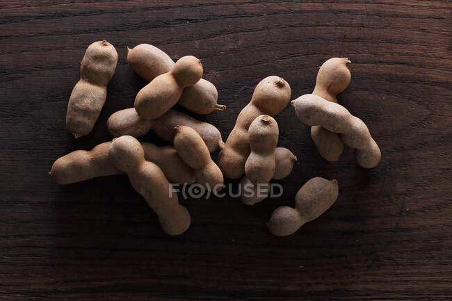 Tamarinds em uma superfície de madeira — Fotografia de Stock