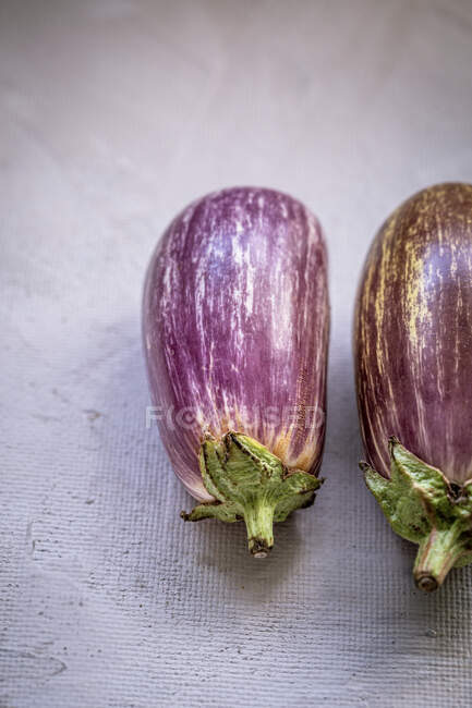 Frische lila Auberginen auf hölzernem Hintergrund — Stockfoto