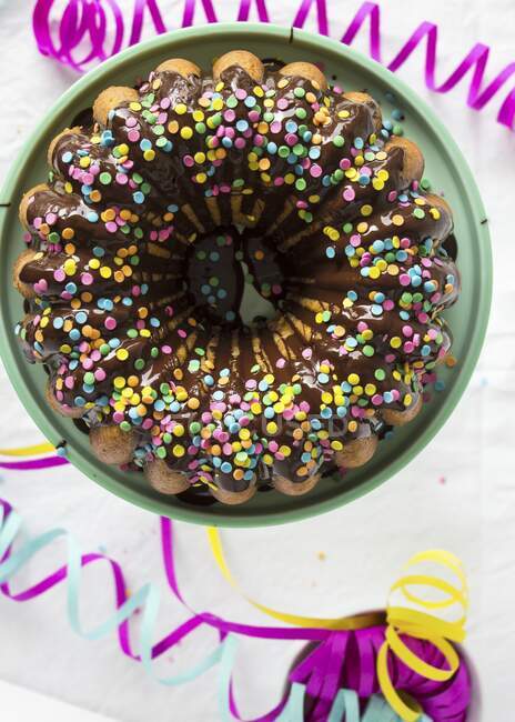Гугельгупф з шоколадною глазур'ю та цукровою конфітті для карнавалу — стокове фото