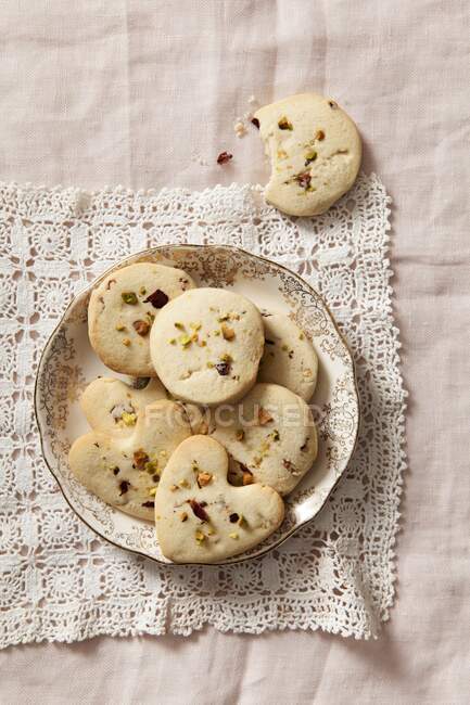 Cookies with pistachios and dried rose petals — Stock Photo