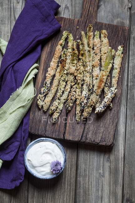 Смажена хлібна спаржа з мигдальним борошном і насінням кунжуту, і трав'яним дрібкою — стокове фото