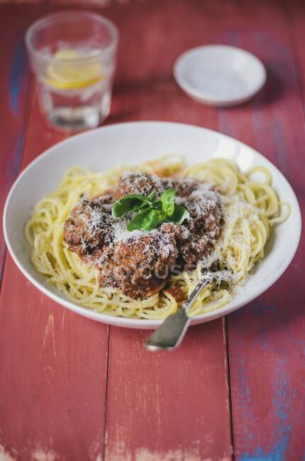 Spaghetti con polpette e parmigiano — Foto stock