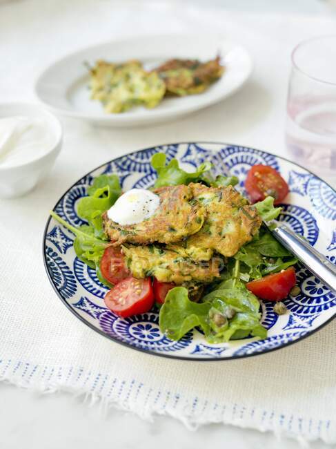 Zucchini fritters with spinach and tomatoes — Stock Photo