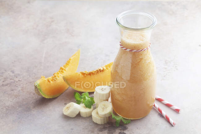 A cantaloupe melon and banana smoothie — Stock Photo