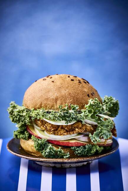 Close-up de delicioso hambúrguer com couve encaracolada — Fotografia de Stock