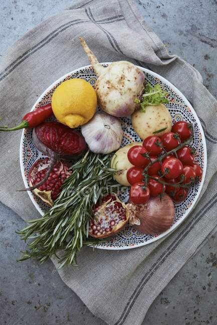 Legumes frescos, frutas e ervas em um prato (vista superior) — Fotografia de Stock