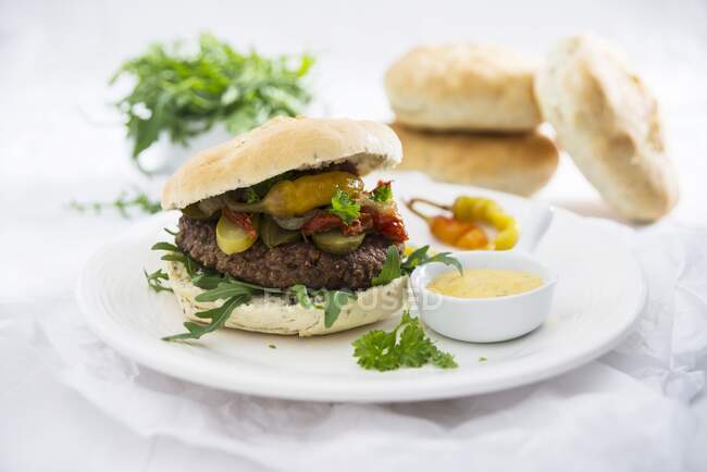 Hamburger vegan con panini chia e uno svedese e fagioli patty — Foto stock