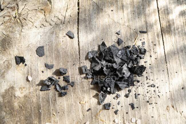 Coarse black salt on a wooden background — Stock Photo