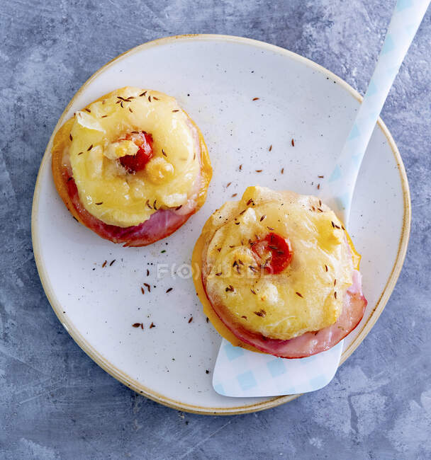 Open gratinated sandwiches topped with ham and cheese — Stock Photo
