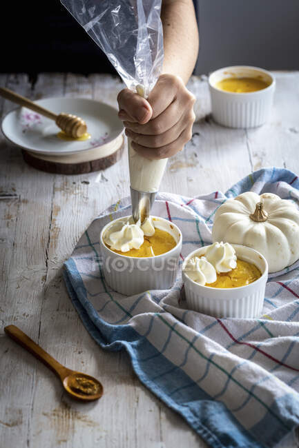 Pasteles de queso de calabaza pequeños con crema batida - foto de stock