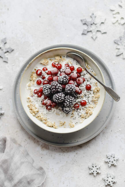 Winter porridge with red currants and blackberries — Stock Photo
