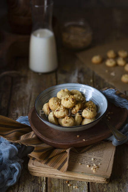 Primo piano di deliziosi biscotti con noci — Foto stock