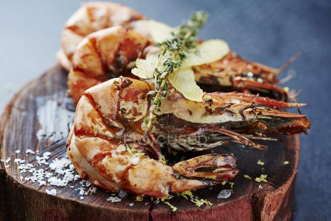 Grilled king prawns with thyme and lemon peel — Stock Photo