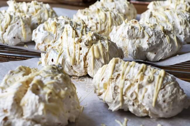 Bolos de merengue sobre papel manteiga — Fotografia de Stock