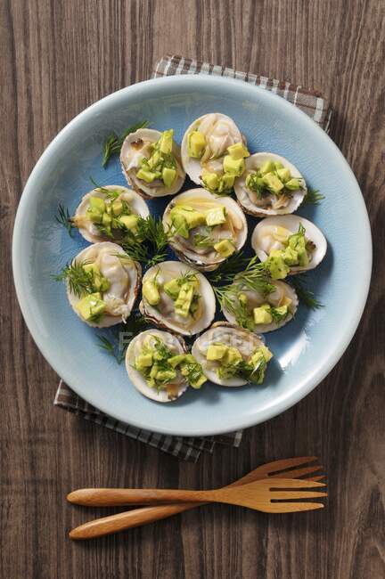 Rough Venus mussels with avocado and dill — Stock Photo