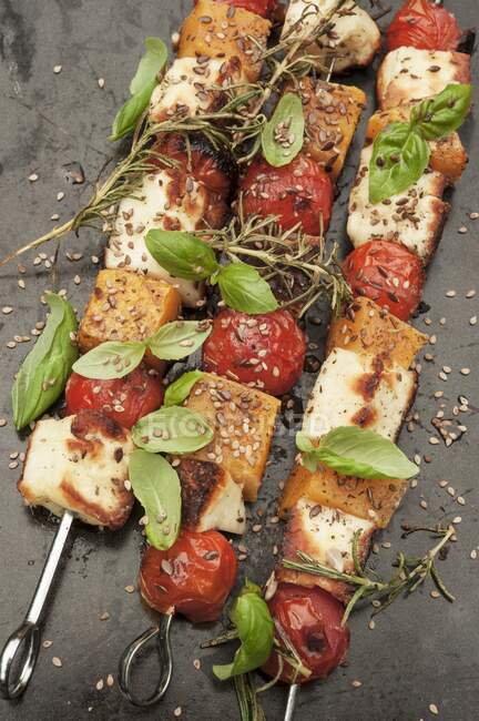 Espetos de legumes grelhados com abóbora, tomate, feta e ervas — Fotografia de Stock