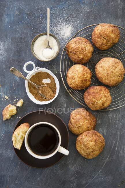 Snickerdoodles (biscuits à la cannelle, États-Unis), servi avec du café — Photo de stock