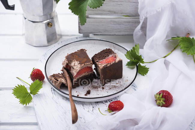Chocolate vegano y pastel de fresa - foto de stock