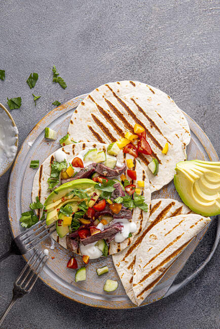 Wraps mit geschlagenem Feta-Käse, süßer eingelegter Gurke, Avocado, Koriander und Chili — Stockfoto