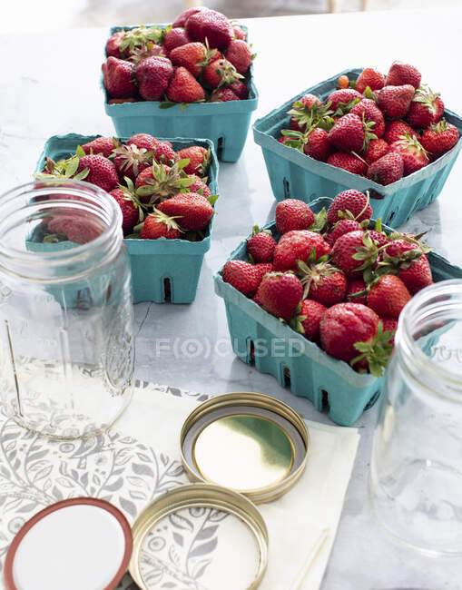 Frische Erdbeeren und Gläser — Stockfoto