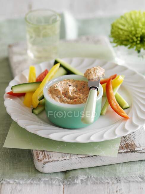 Smoked trout and dill pt with vegetable sticks — Stock Photo