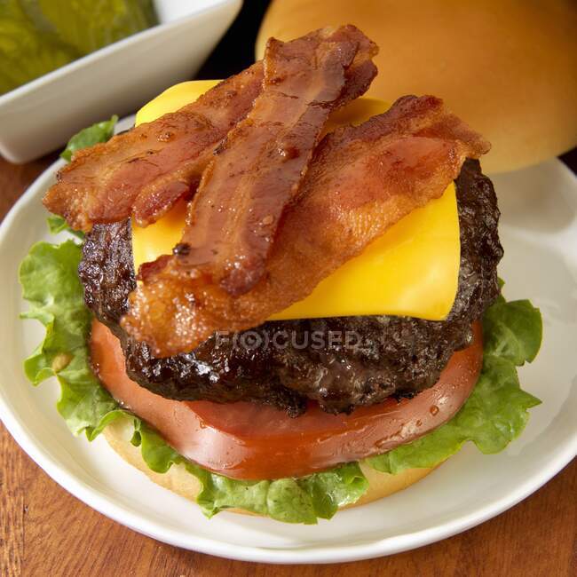 Hambúrguer de queijo com bacon, tomate e alface — Fotografia de Stock