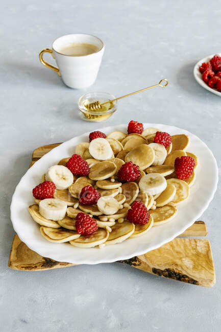 Mini pancakes with raspberry and banana — Stock Photo
