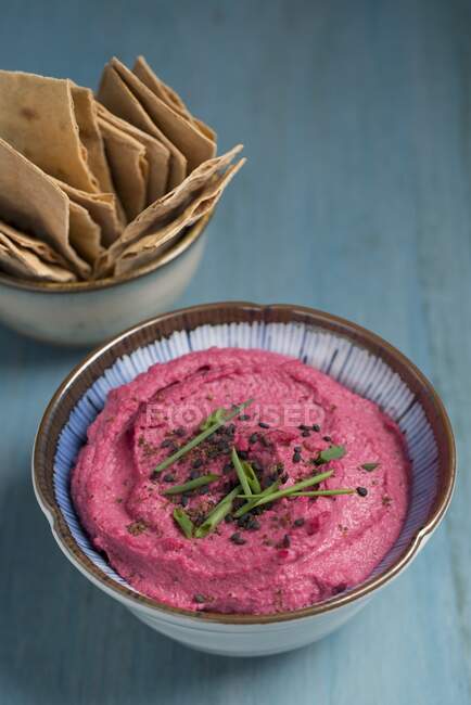 Red beet hummus served with pita crackers — Stock Photo