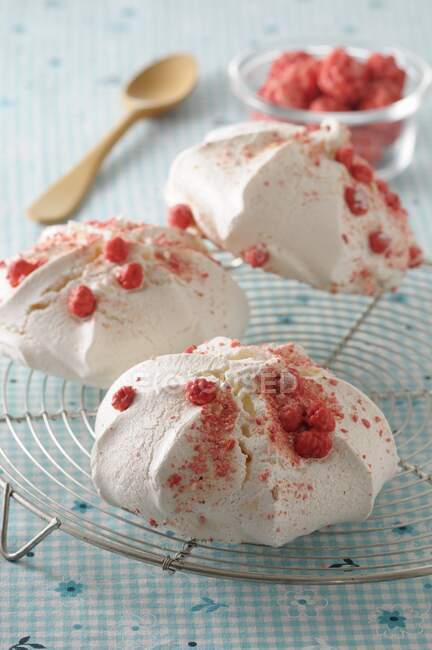Meringues aux pralines roses (meringues with pink sugared almonds, France) — Stock Photo