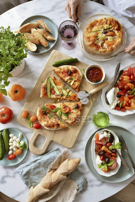 Cena all'italiana, pizza, pomodori con mozzarella, burrata — Foto stock