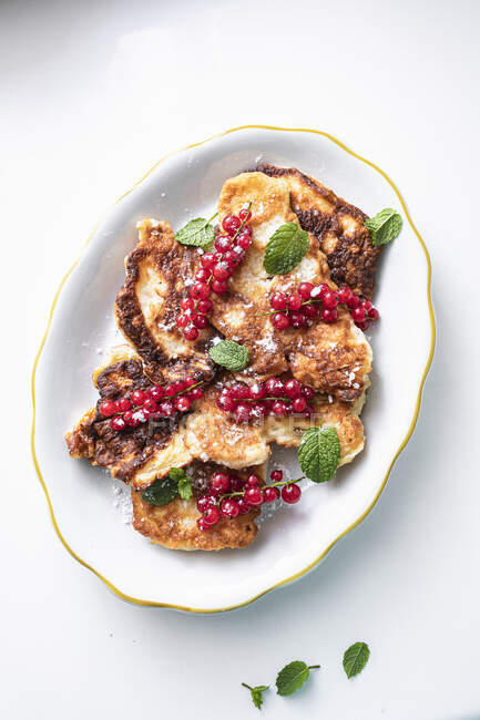 Apple fritters with red currants and mint — Stock Photo
