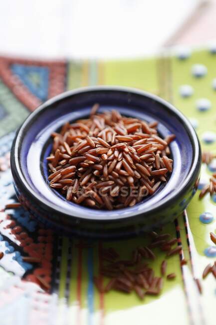 Un tazón de arroz rojo - foto de stock