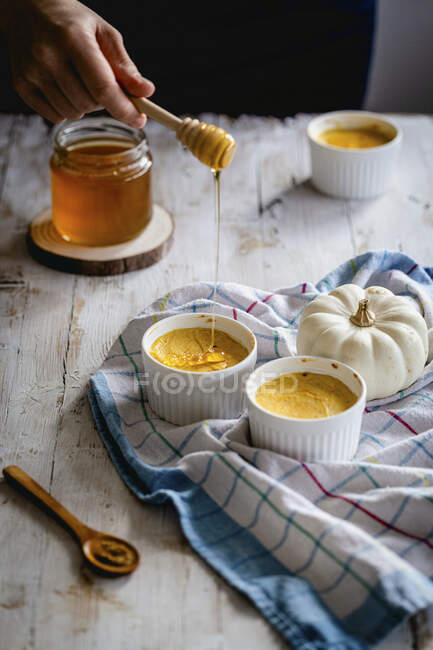 Small pumpkin cheesecakes with honey — Stock Photo
