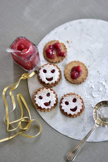Primer plano de deliciosas galletas Smiley con mermelada de arándano - foto de stock