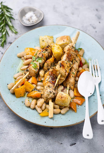 Chicken skewers with white beans salad — Stock Photo