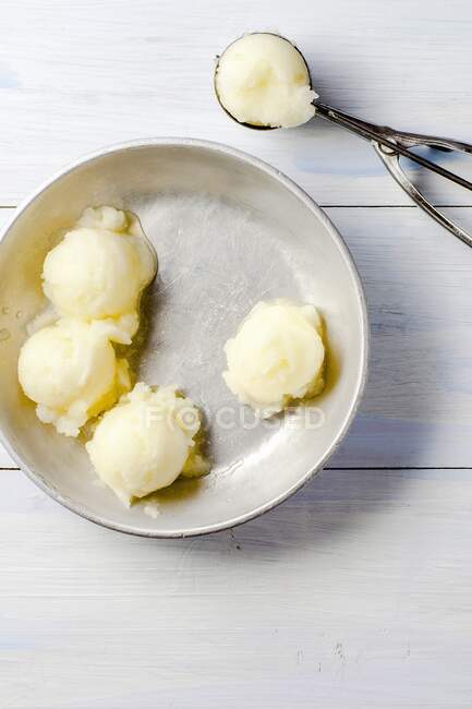 Colheres de sorvete de melão e uma colher de sorvete — Fotografia de Stock