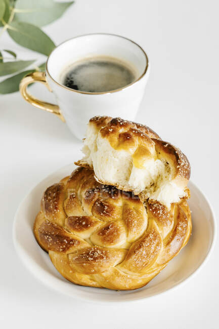 Tresse de petits pains à la vanille douce et café — Photo de stock