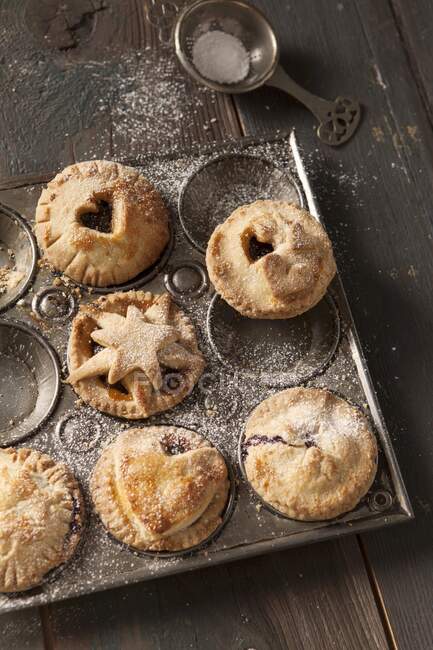 Small mince pies in a vintage baking tray — Stock Photo