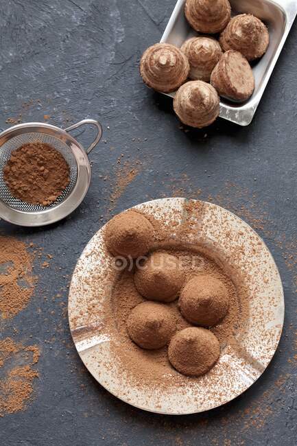 Truffes au chocolat, saupoudrées de cacao en poudre — Photo de stock
