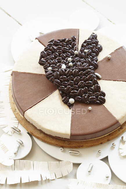 Primer plano de delicioso pastel de chocolate y café - foto de stock