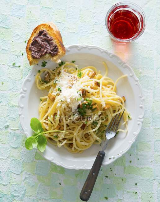 Спагетти карбонара и кростини с тапенадой — стоковое фото