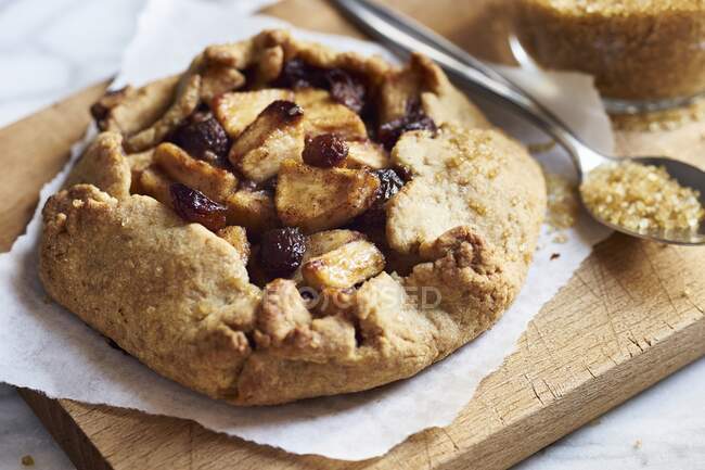 A small apple galette with raisins — Stock Photo