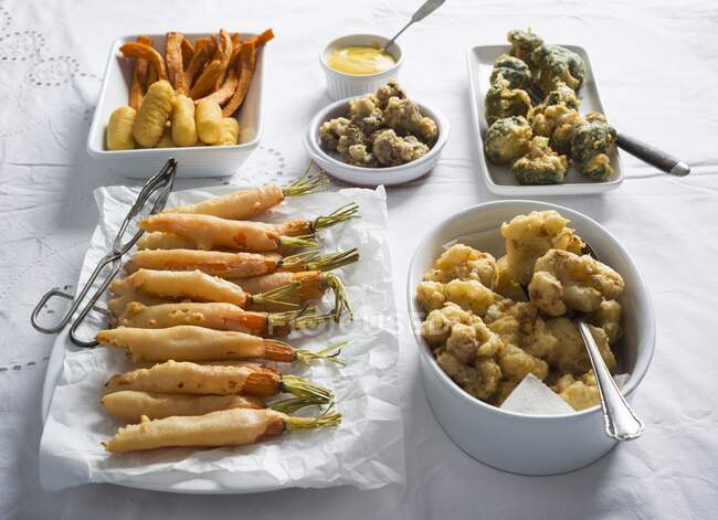 Légumes à pâte de bière servis avec des croquettes et des frites de patates douces avec trempette (vegan) — Photo de stock