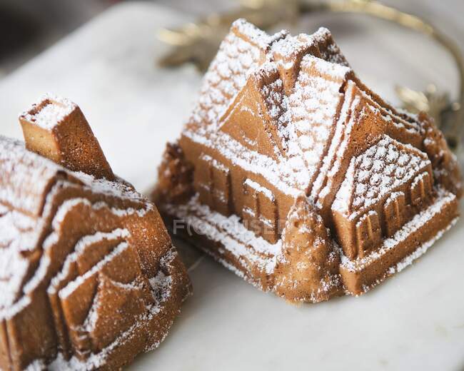 Pequeñas casas de pastel de manzana horneadas para Navidad - foto de stock