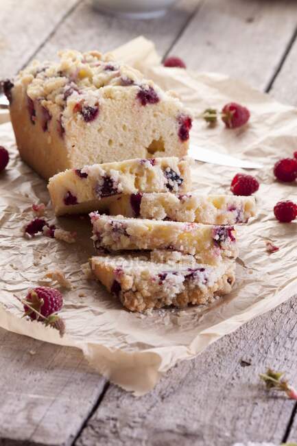 Raspberry cake with butter crumble — Stock Photo
