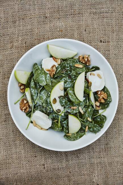 Spinach salad with goat's cheese, apple and nuts — Stock Photo