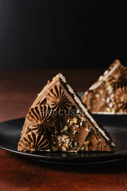 Fatia de bolo de chocolate com nozes — Fotografia de Stock